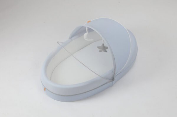 Cosulet bebelus Baby Nest cu arcada jucarii copertina si plasa insecte Diverse culori
