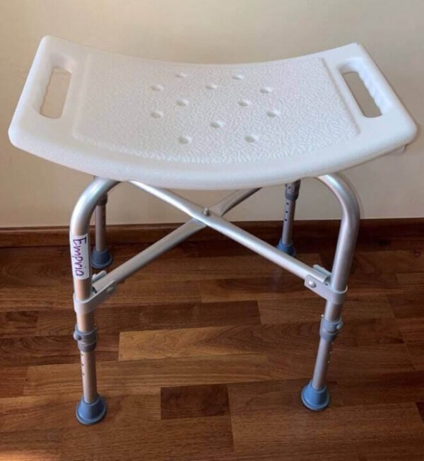 PRODUS RESIGILAT Scaun de dus rezistent pana la 250 kg inaltime ajustabila 39 56 cm sezut 51x30 cm